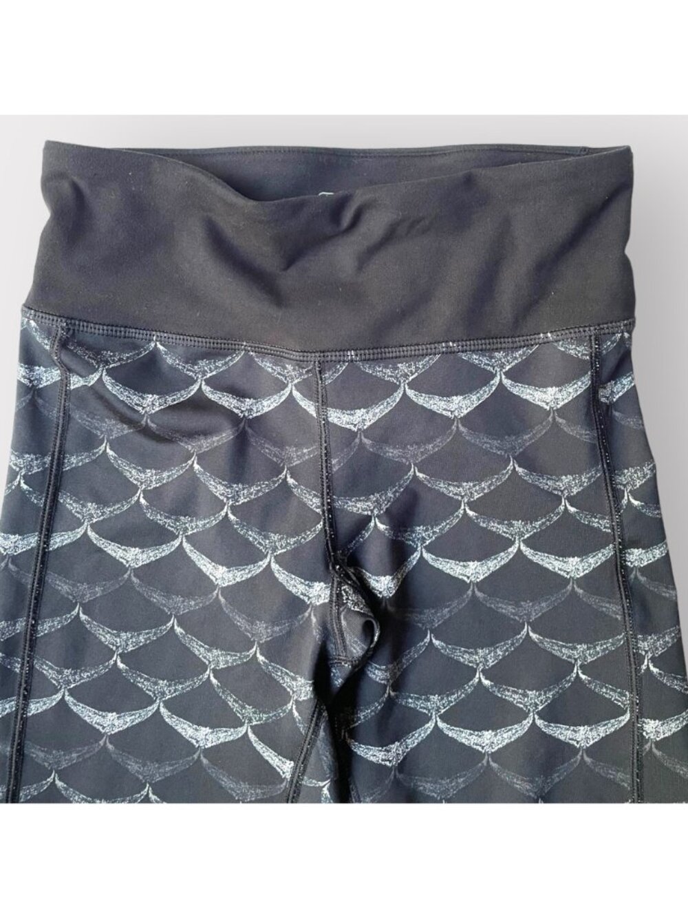 Vineyard Vines Size XS Black Gray Tonal Whale Tail Performance Cropped Leggings - Picture 4 of 10